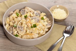 Recette Macaroni au poulet, sauce champignons _ vache qui rit [cookéo]