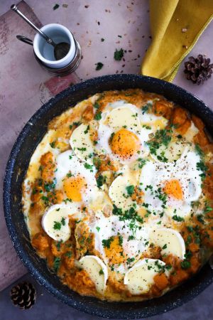 Recette Poêlée de courge, brie fondu & œufs pochés