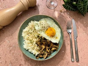 Recette Champignons de Paris au sésame, riz basmati et œuf au plat