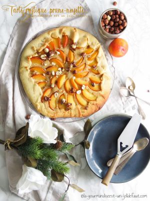 Recette Tarte rustique aux prunes jaunes et noisettes