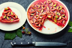 Recette Tarte à la la rhubarbe et aux fraises : Une Explosion de Saveurs Fruitées