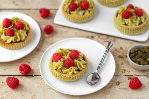 Recette Tartelettes moelleuses : pistache et framboise