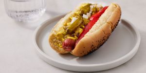 Recette The Chicago Dog's Iconic Neon Green Relish Has a Surprisingly Wild Origin