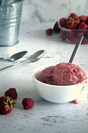 Recette Glace végétale express banane et fruits rouges - Express vegan berries and banana nice-cream