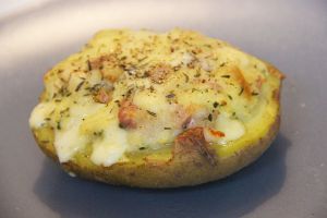 Recette Pommes de terre farcies à la raclette et bacon