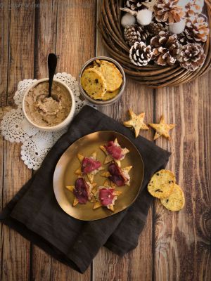 Recette Sablés apéro au comté et aux cèpes, houmous marrons et magret de canard fumé