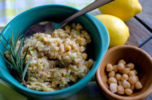 Recette Salade de pois chiches, oignons verts, sauce yaourt Vegan