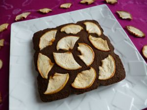 Recette Gâteau 100% cru cacao caroube dattes pommes aux protéines de chanvre (diététique, végan, sans oeuf ni gluten et riche en fibres)