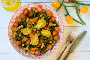 Recette Salade de pois chiches, haricots verts, abricots, tomates cerises {#vegan}