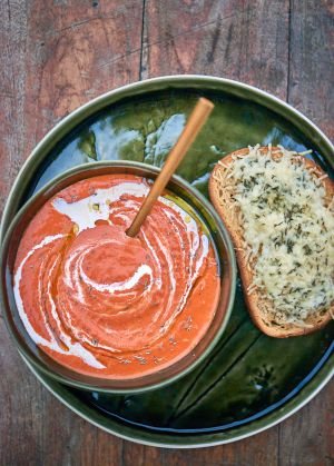 Recette Soupe de tomates rôties, tartine de fromage grillée