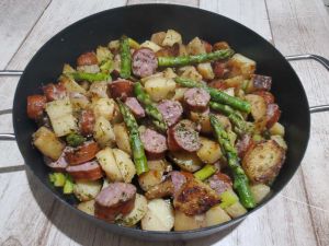 Recette Poêlée de pommes de terre, asperges vertes et saucisses de Morteau