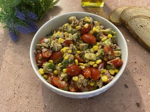 Recette Salade d'avocat au thon, maïs et tomates cerises