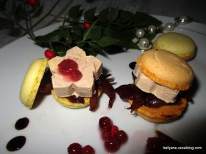 Recette Mini macarons au foie gras de canard sur un lit de confit d'oignons rouges avec des airelles