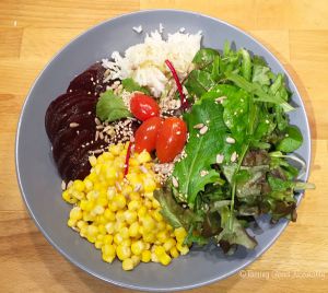 Recette Assiette composée riz, maïs, crudités, betterave #vegan