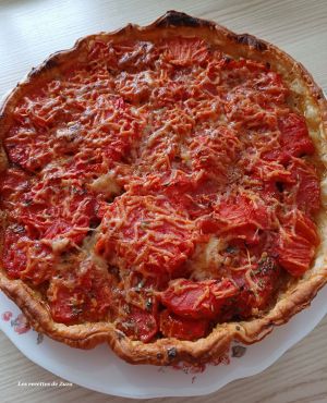 Recette Tarte à la tomate du jardin , oignons confits et moutarde fine