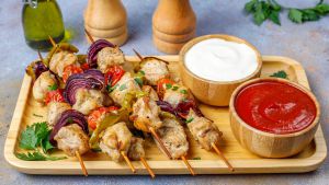 Recette Brochettes de Poulet Marinées au Yaourt et Herbes Fraîches – Recette Facile