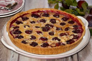 Recette Tarte aux prunes, crème amandine à la fève de tonka