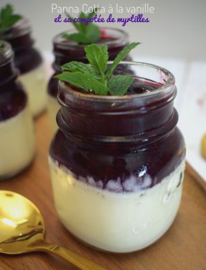 Recette Panna cotta à la vanille et sa compotée de myrtilles