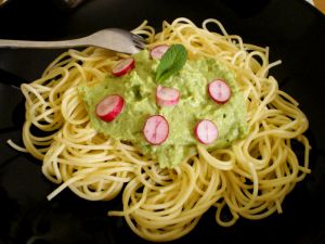 Recette Spaghetti a la crème de petits pois, menthe et radis roses