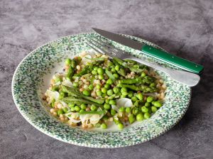 Recette Assiette de printemps  : fregola sarda (petites pâtes italiennes) petits pois et asperges aux herbes