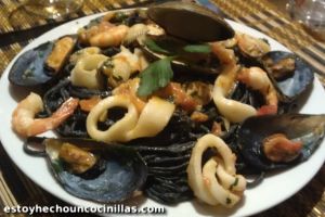 Recette Spaghettis noirs aux fruits de mer (spaghetti al nero di seppia con frutti di mare)