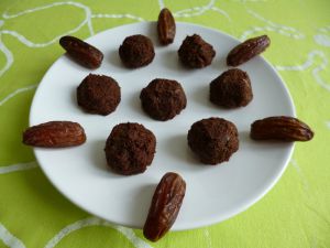 Recette Boules d'énergie 100% crues cacao dattes baobab chia agave (diététiques, véganes, sans sucre ajouté ni gluten, riches en fibres)