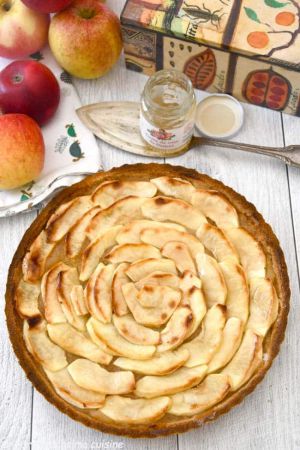 Recette Tarte aux pommes à la gelée de rose