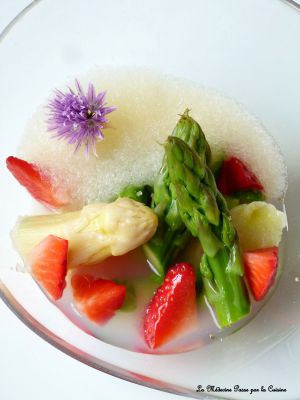 Recette Salade d'asperges blanches, vertes et de fraises de Florent Ladeyn