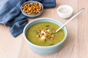 Recette Soupe anti-gaspi aux légumes verts, fromage frais et pois chiches grillés