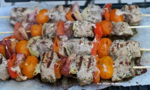 Recette Brochettes de filet mignon de porc marinées à la poitrine fumée, tomates et poivron, à la plancha