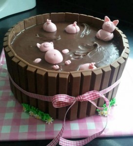 Recette Célèbre gâteau "le bain de cochons dans la boue" (modelage en pâte d'amande ou pâte à sucre)