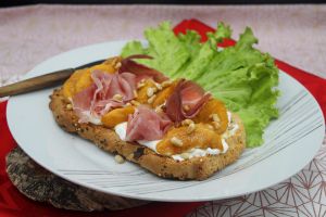 Recette Tartine de burrata, jambon Serrano et nectarines rôties