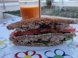 Recette Club sandwich : thon, tapenade, tomate, salade, fromage frais