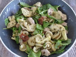 Recette Salade de pâtes artichauts, épinards, tomates séchées et poulet