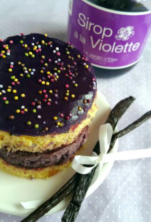 Recette Envie de revisiter le célèbre Napolitain : tout rond, à la vanille, à la mûre et à la violette (Foodista #11)