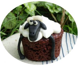 Recette Cupcakes façon "Shaun le mouton" au chocolat noir & confiture de cerises