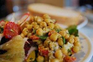 Recette Salade de pois chiches aux tomates cerises, basilic, poivron, épicée - vegan (Inde)