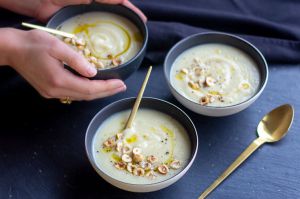 Recette Velouté de céleri et panais à l’huile de truffe et noisettes {vegan}