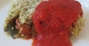 Recette Crumble salé de ratatouille avec un coulis de tomates et de poivrons