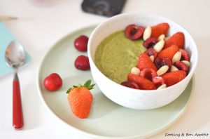 Recette Green Chia Smoothie Bowl – kiwi, épinard, fruits rouges {Bataille Food #57}