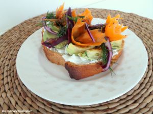 Recette Tartine gourmande avocat, chou rouge et fromage frais (Gourmet sandwich avocado, red cabbage and cheese)