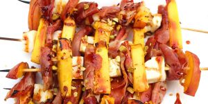 Recette Grilled Peach, Halloumi, and Prosciutto Skewers
