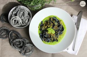 Recette Tagliatelles au charbon végétal faites maison (sans machine) et crème de petits pois, recette vegan