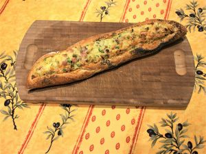 Recette Baguette garnie au comté, oignon et jambon cru