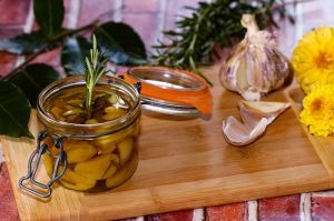 Recette Ail confit aux herbes du jardin