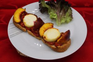 Recette Tartines à la nectarine, chèvre et tomates rôties