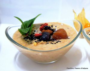 Recette Smoothie bowl avec des bananes, mûres, baies de goji, dattes, prunes , menthe et graines de nigelle