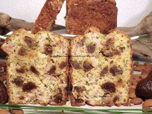 Recette Cake salé à la purée d'amandes, jambon cru, figues moelleuses et ciboulette (sans farine)