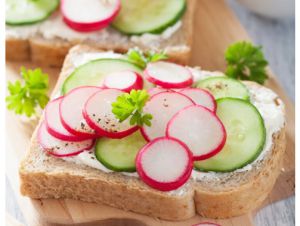 Recette Tartine Fraîcheur , Radis Croquants et Beurre Demi-Sel — Les simples chefs de snacks français adorent secrètement