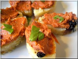 Recette Pesto Rosso sur canapé de Polenta aux Olives
